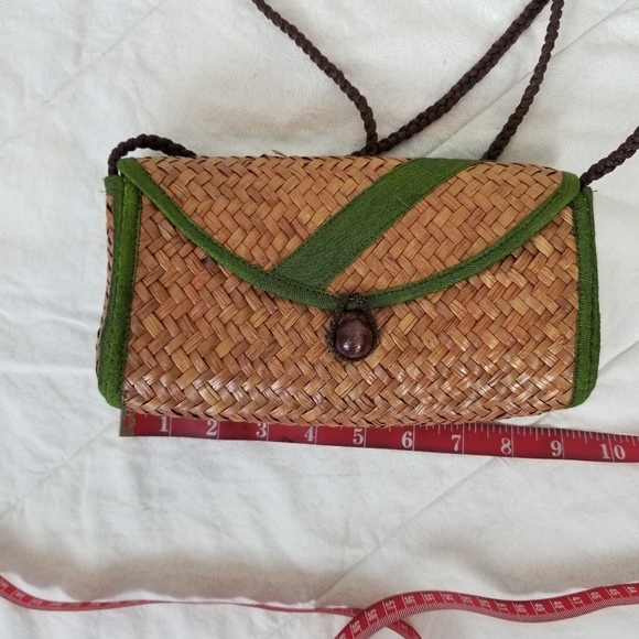 Small straw messenger bag green trim brown bead closure boho festival  9x4.5 - Picture 4 of 9